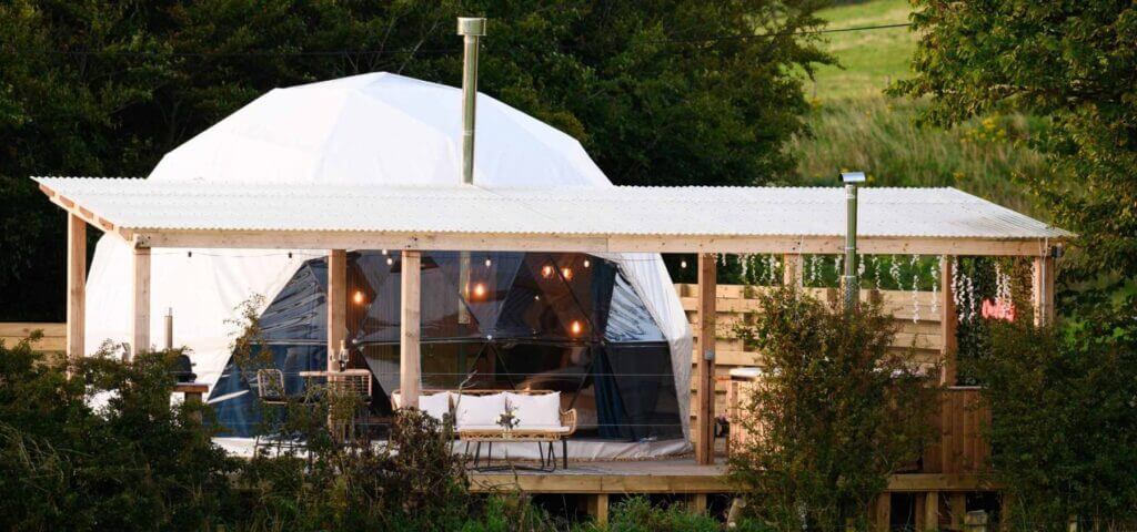 Glamping-Dome that has a tamed ocean hot tub on site